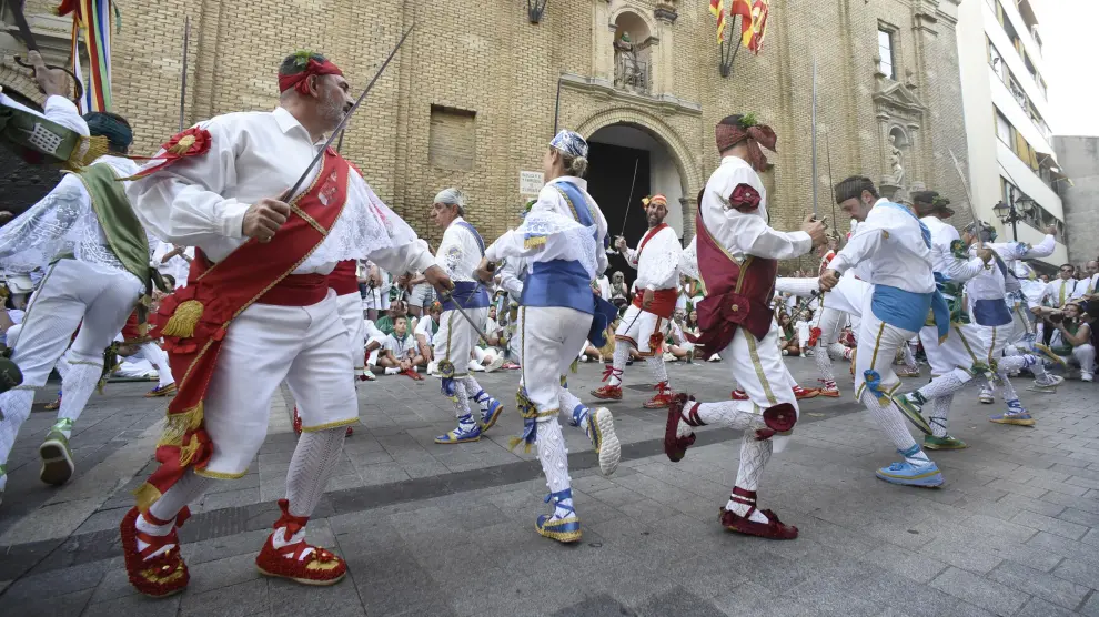 José Juan Andreu, a la izquierda de rojo, bailando el pasado 10 de agosto frente a la basílica de San Lorenzo de Huesca con el resto de danzantes.