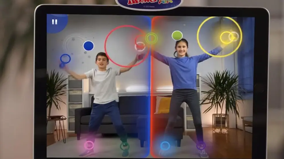 Dos menores juegan con Twister Air.