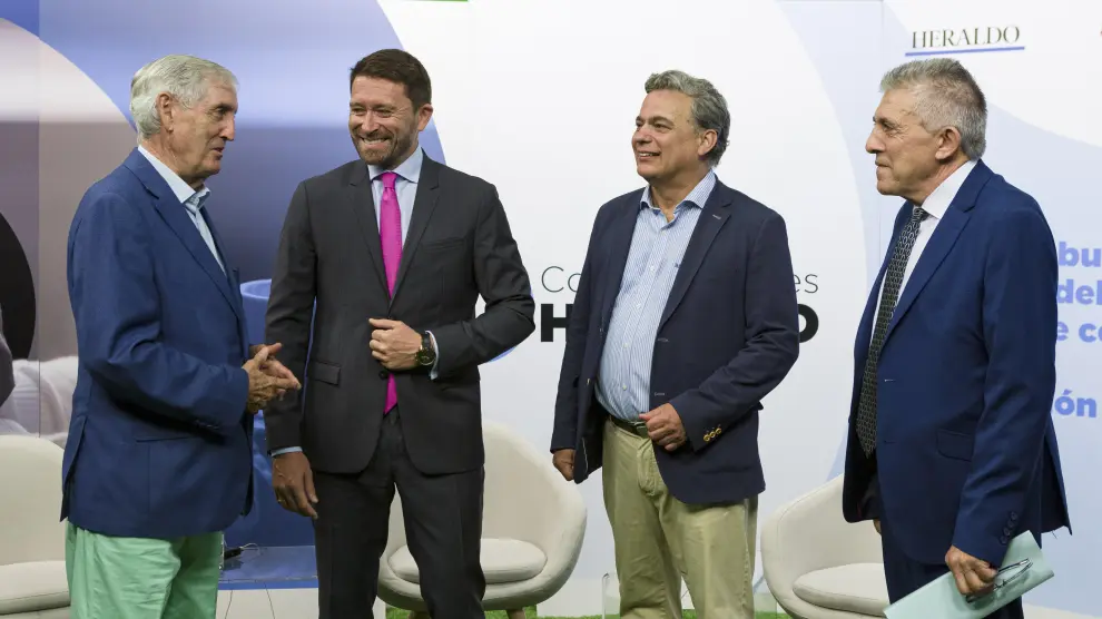 De izquierda a derecha: José Luis Pérez, Gabriel Sevillano, Luis Humberto Menéndez y Ángel Samper, momentos antes del debate.