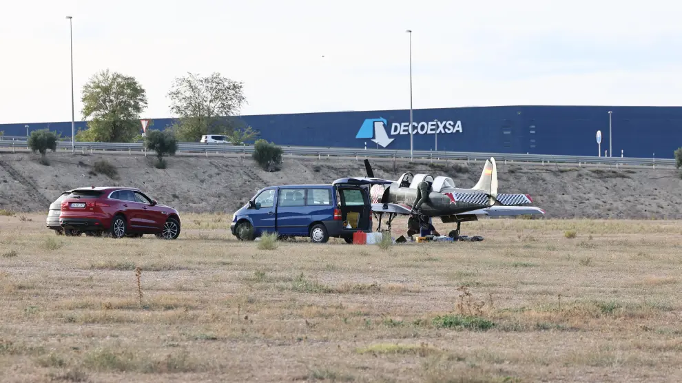 La avioneta pilotada por el marido de la alcaldesa de Zaragoza tras realizar un aterrizaje forzoso junto a Plaza