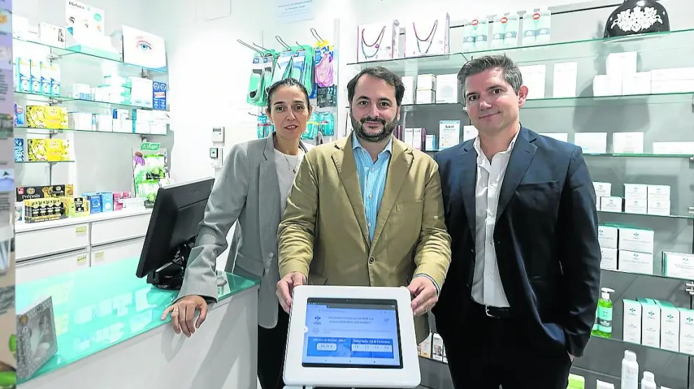 Laura Juste, Alberto Gómez y David Fauquie, en una farmacia.