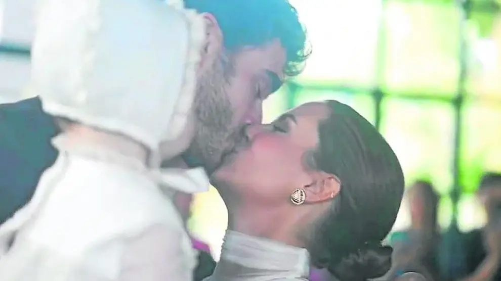 Luis Zamalloa y Marta Pombo se besan en la boda ante la mirada de su hija Marilda.