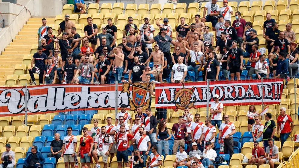 Seguidores del Rayo Vallecano, este domingo durante el partido en Las Palmas.