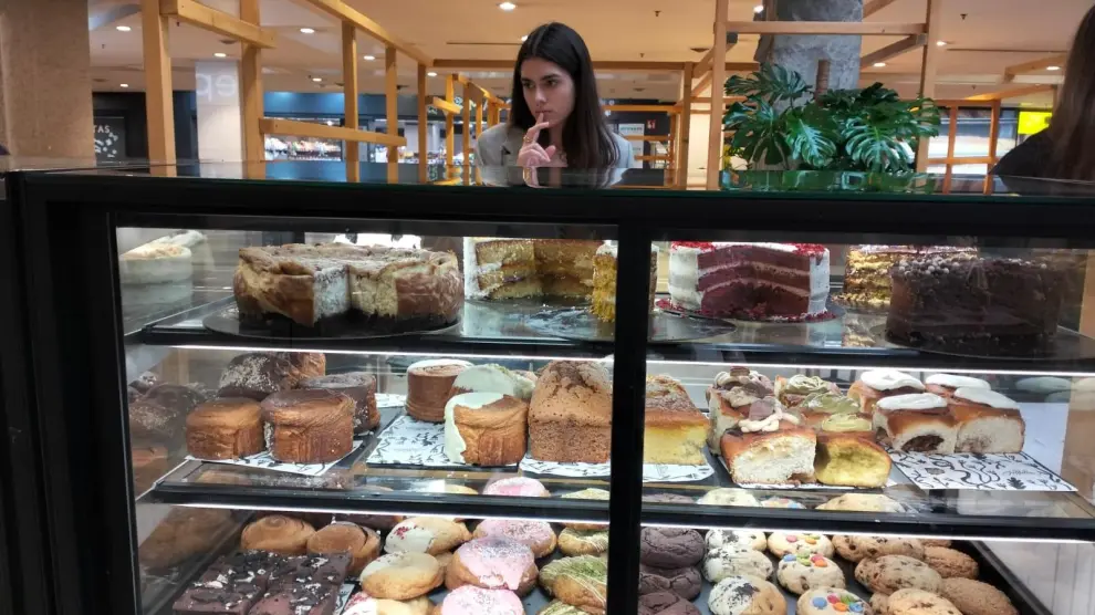 Una joven mira la oferta de dulces del nuevo establecimiento, ubicado en Grancasa.