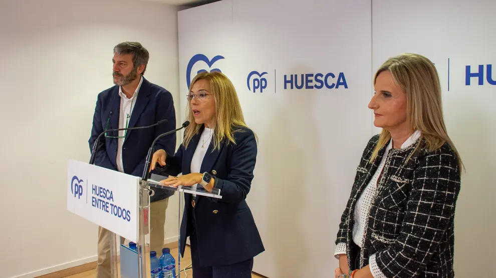 Gerardo Oliván, Ana Alós y Melania Mur en la sede del PP en Huesca.