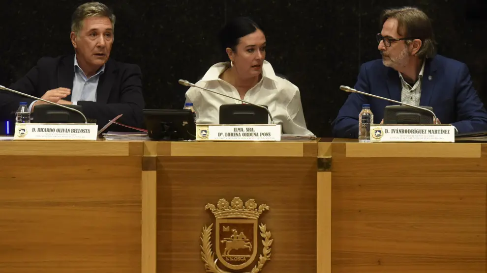 La alcaldesa de Huesca, Lorena Orduna, en el pleno de este lunes junto a Ricardo Oliván e Iván Rodríguez.