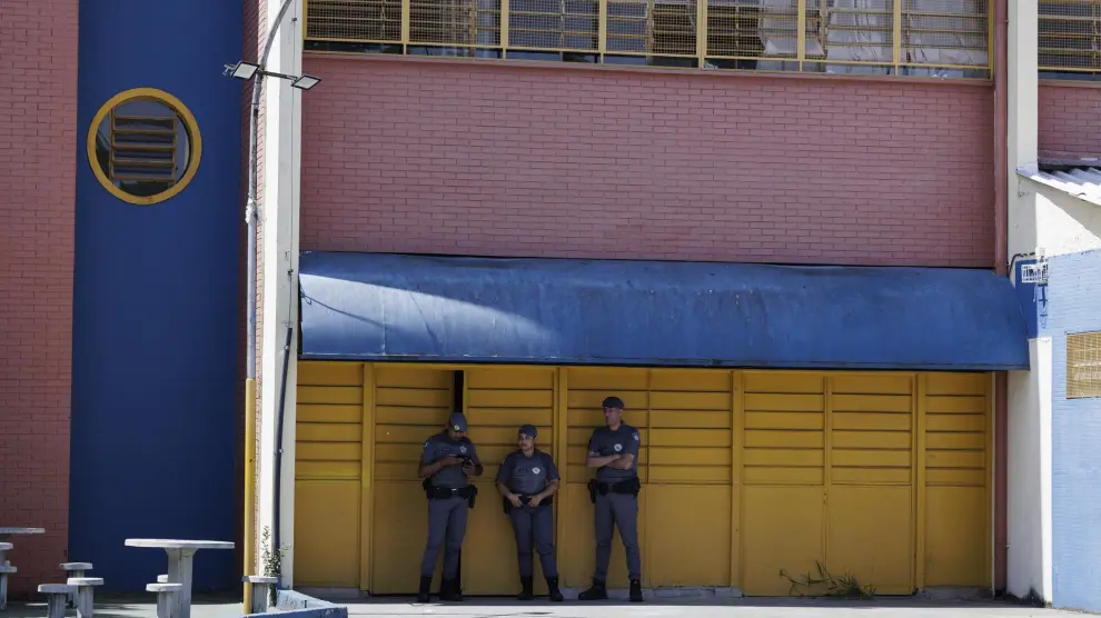 Agentes policiales vigilan una escuela pública donde se ha presentado un tiroteo hoy, en Sao Paulo (Brasil).