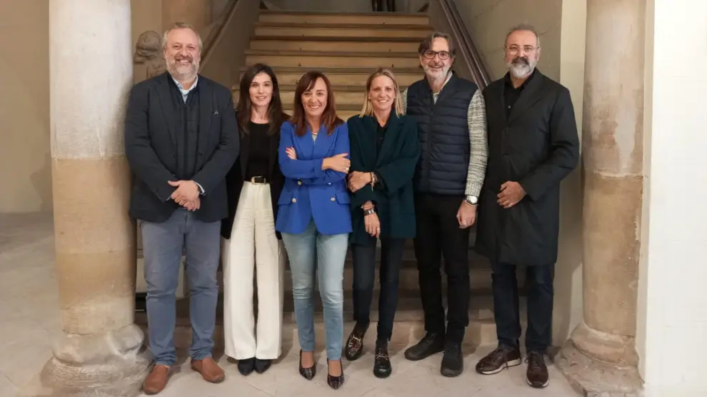 Visita al Ayuntamiento de Huesca de representantes de la Asociación Nacional 'España de Noche'.