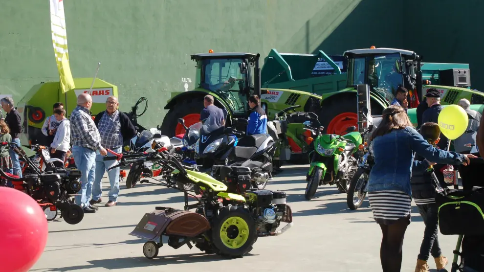 Exposición de maquinaria y vehículos del sector agrario en el exterior.