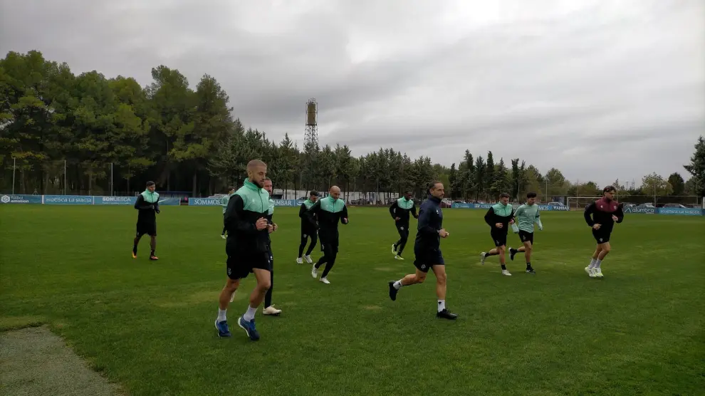 Los jugadores del Huesca titulares ante el Albacete, en el entrenamiento de este lunes.