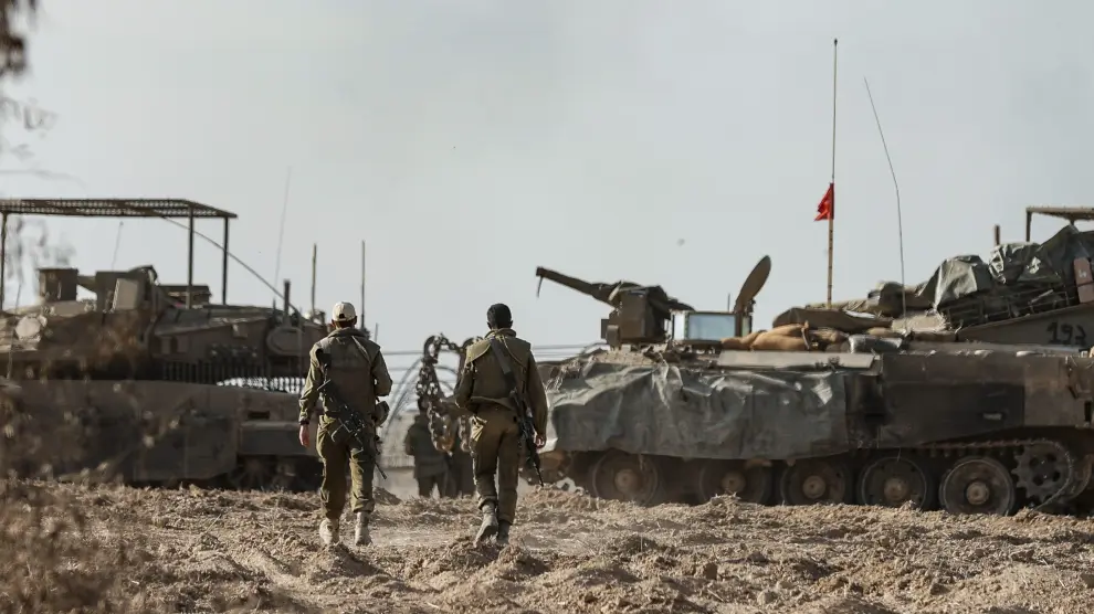 Numerosos vehículos blindados y soldados del ejercito israelí