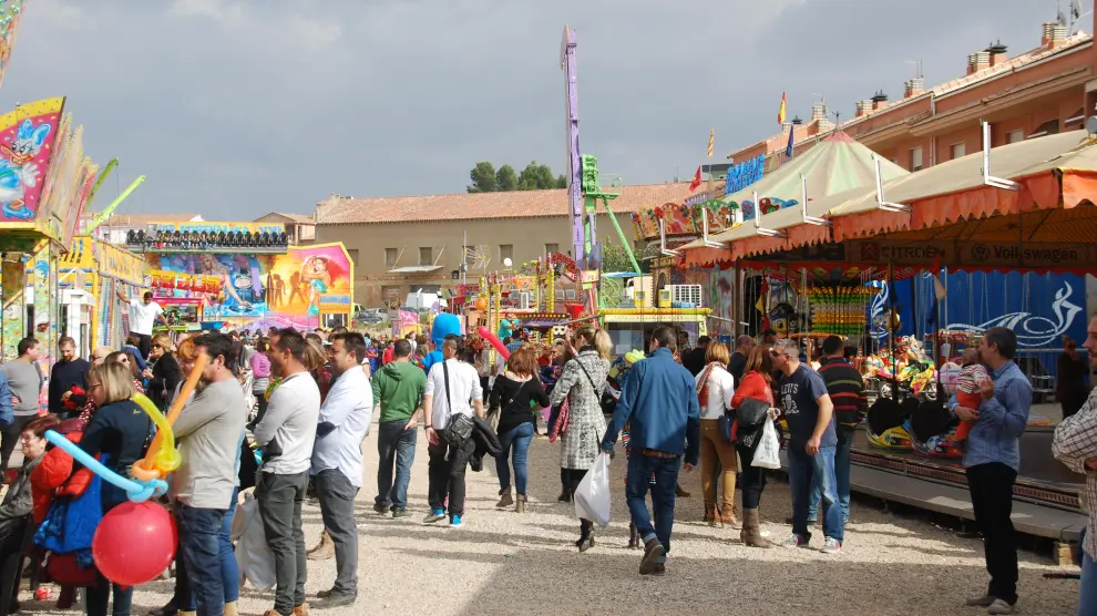 Feria de atracciones en los alrededores de Expo Caspe.