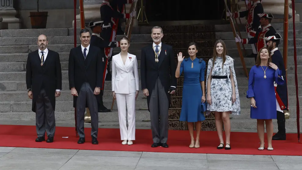 Los Reyes de España junto a la Princesa Leonor y la infanta Sofía, acompañados por el presidente del Gobierno en funciones, Pedro Sánchez, y los presidentes del Senado, Pedro Rollán (i) y del Congreso (d), Francina Armengol.