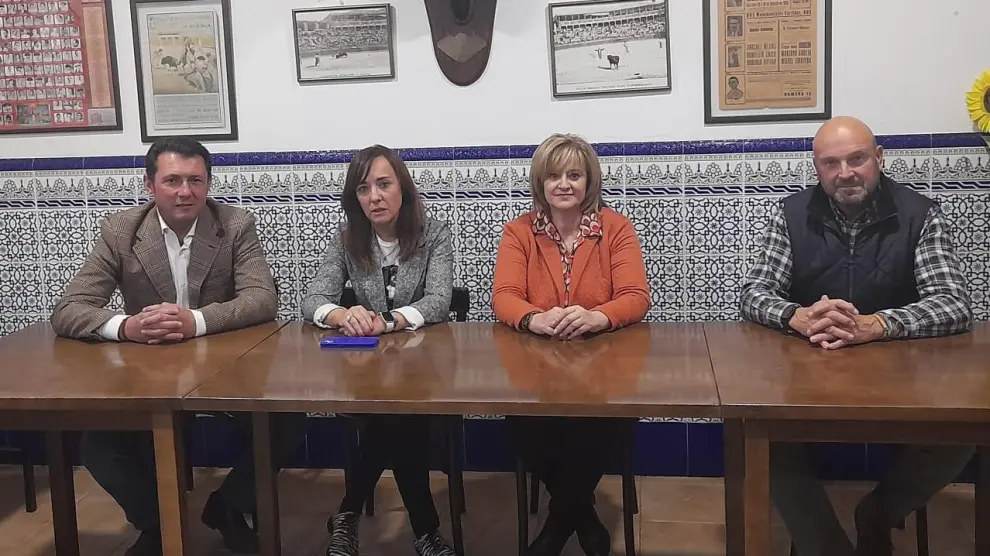 El matador Ricardo Aguín 'El Molinero', la concejala de la plaza de toros de Huesca, Gemma Allué, la presidente de la Peña Taurina, Gloria Ruiz, y Pablo Ciprés.