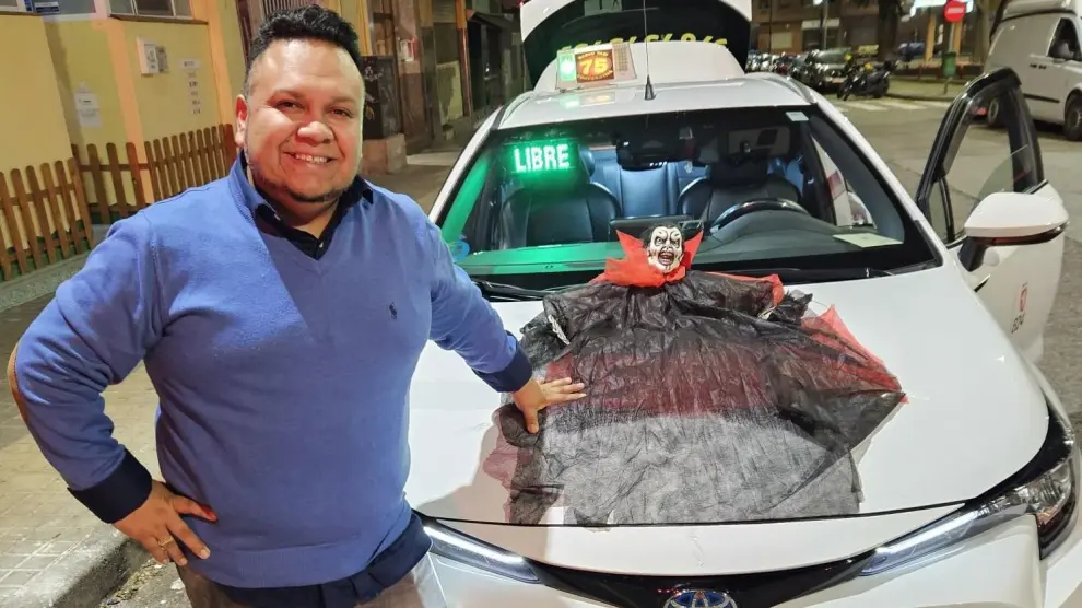 El taxi de Zaragoza decorado con motivos de Halloween que se ha hecho viral.