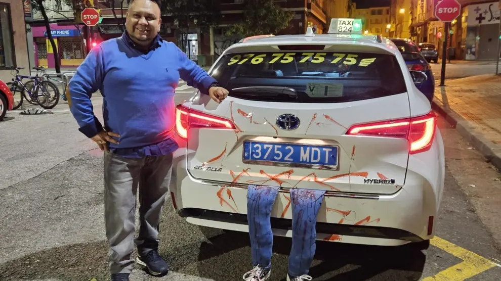El taxista César Correa decoró así su vehículo para Halloween.