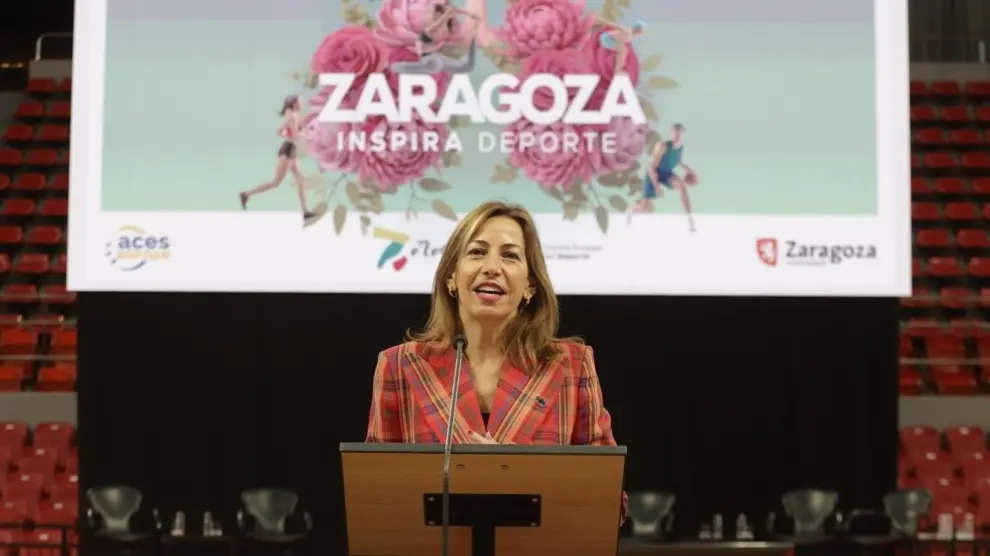 La alcaldesa de Zaragoza, Natalia Chueca, en el pabellón Príncipe Felipe.