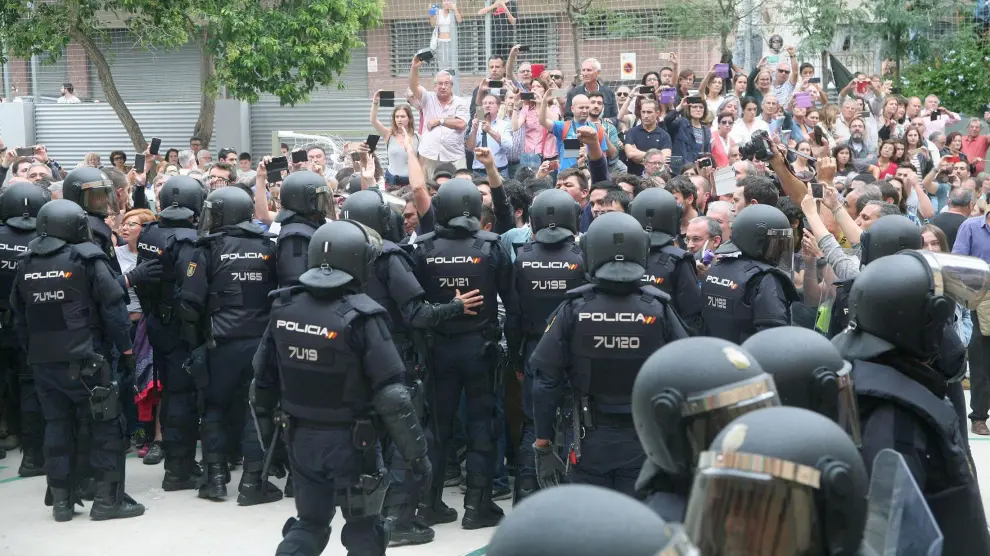 Agentes de la Policía Nacional forman, el 1 de octubre de 2017, un cordón policial en el IES Tarragona.