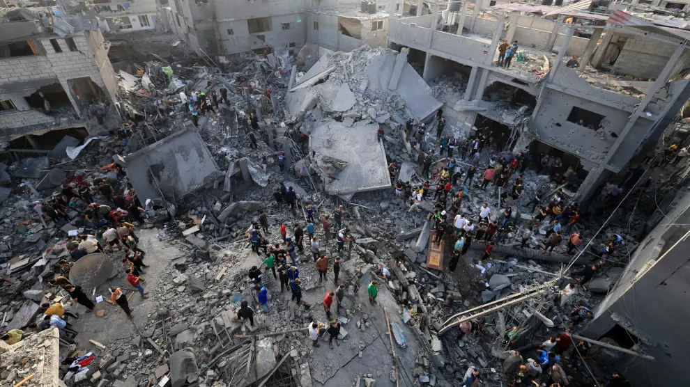 La imagen muestra la trágica magnitud del bombardeo realizado ayer sobre el campo de refugiados de Al-Mahagzi.