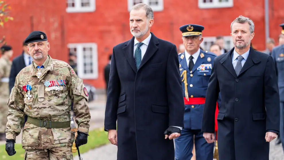 Felipe VI y el príncipe Federico de Dinamarca, en la visita al memorial a los soldados caídos, en Copenhague.