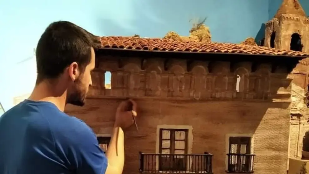Julián Palacín recrea una de las casas del Pueblo Viejo de Belchite para su belén, en una imagen de archivo.