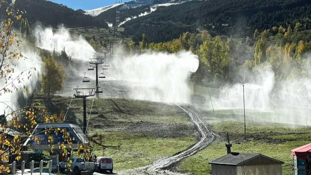 La estación de Aramón Cerler ha empezado a probar este martes los cañones de nieve artificial.