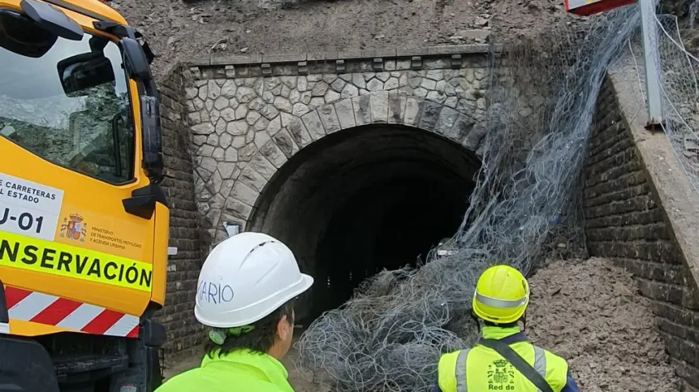 Trabajos en el túnel de Gavín, afectado por el desprendimiento.