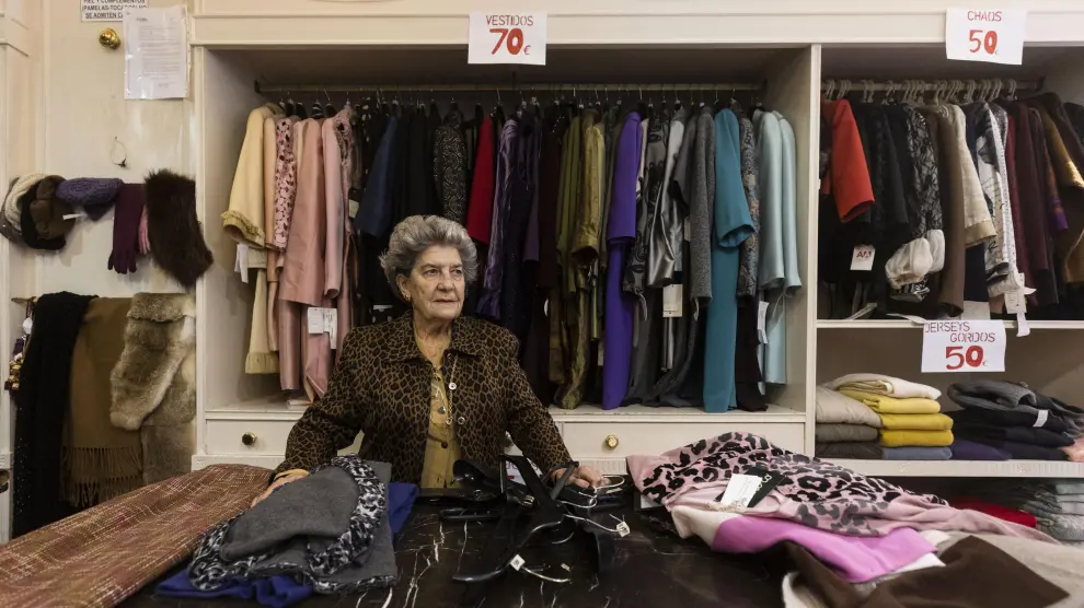 Angelita Buendía en su tienda Moda Torres de la calle de Cádiz, este jueves en Zaragoza.