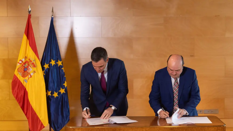 Sánchez (PSOE) y Ortuzar (PNV) firman un acuerdo para la investidura.