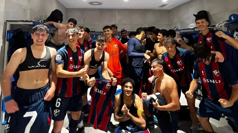 Los jugadores del Huesca celebran la victoria en el derbi.
