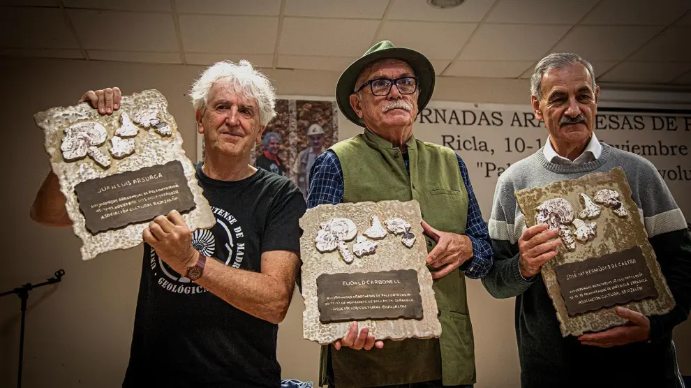 Los organizadores entregaron tres placas de cerámica con el logo de las jornadas a los codirectores salientes.