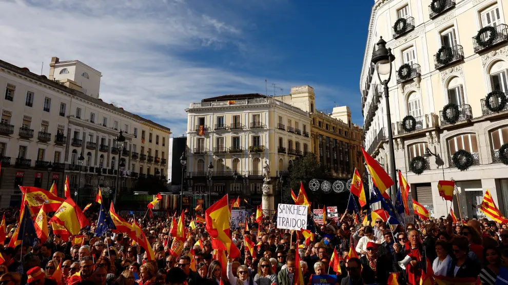 People hold flags as they gather to take part in a protest called for by the Popular Party against a deal reached by Spains socialists with the Catalan separatist Junts party for government support, which involves amnesties for people involved with Catalonias failed 2017 independence bid, in Madrid, Spain November 12, 2023. REUTERS/Susana Vera [[[REUTERS VOCENTO]]] SPAIN-POLITICS/PROTESTS
