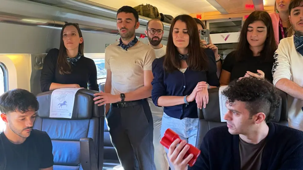 Concierto improvisado de Arde Bogotá en el tren a Sevilla