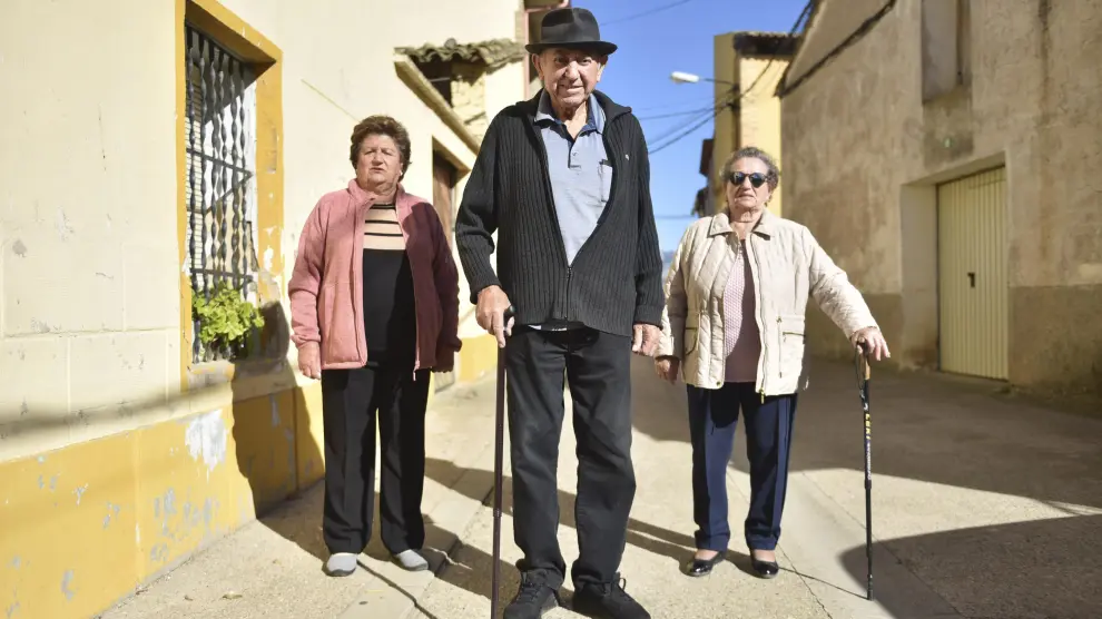 Josefina Laguna, Jesús Pallás y María Abadías, los tres mayores que viven solos en Chimillas y que ya tienen instalado el sistema de alarma.