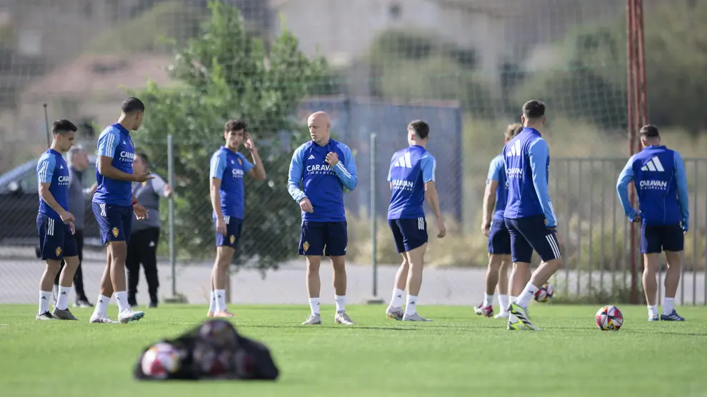 La plantilla del Real Zaragoza, durante el entrenamiento en el campo de fútbol de Fontcalent.