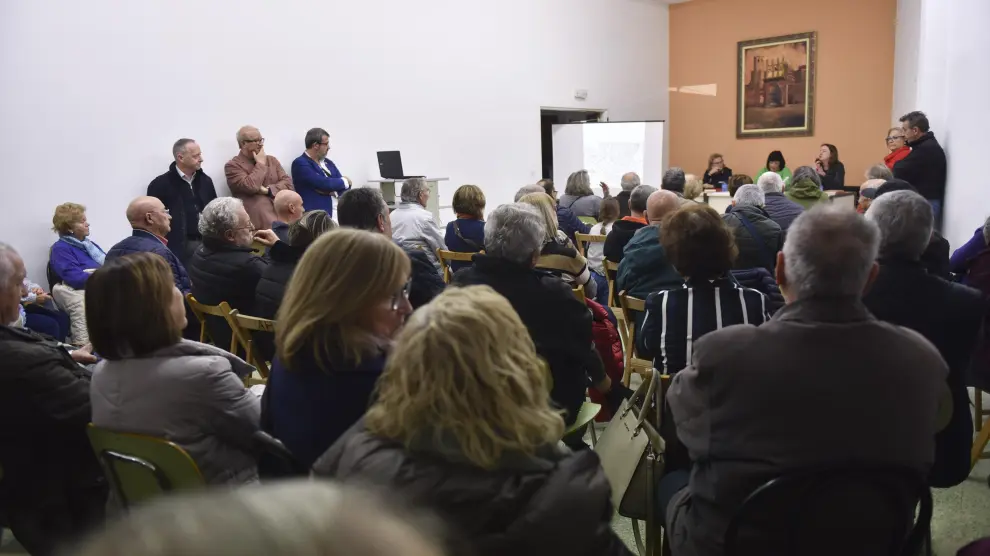 Foto de archivo de una reunión informativa sobre el carril bici en el local de la Asociación de Vecinos del Barrio de Santiago de Huesca.