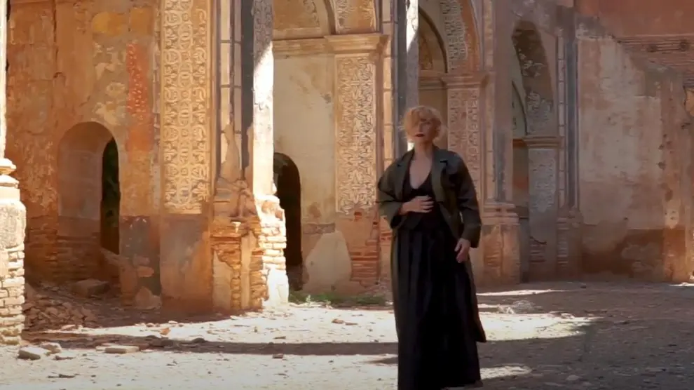 La bailarina Lola Eiffel, en un momento del vídeo que rodó en las ruinas de Belchite.