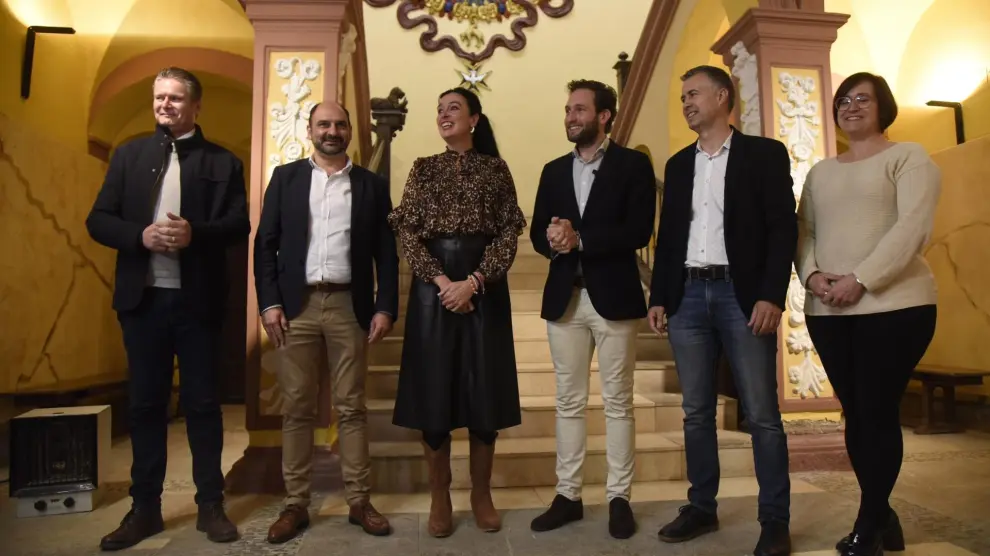 De izquierda a derecha, los alcaldes de Fraga, Barbastro, Huesca, Monzón, Jaca y Binéfar.