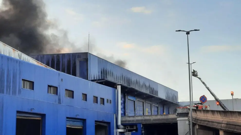 Bombers de Barcelona trabaja con 21 dotaciones en un incendio en una empresa de la Zona Franca