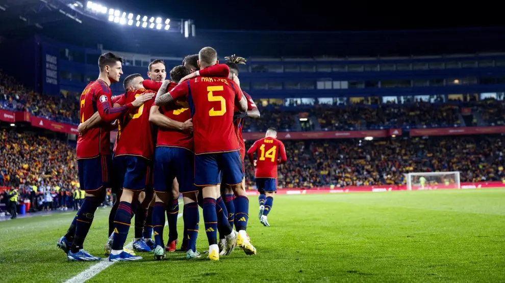 Los jugadores de la selección española celebran el primer gol del combinado español durante el encuentro correspondiente a la fase de grupos de clasificación para la Eurocopa 2024