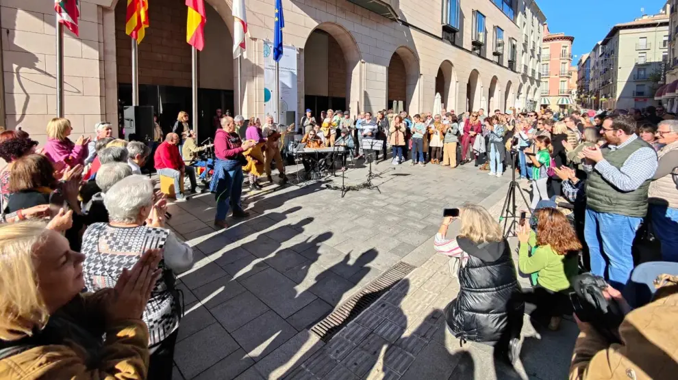 La Remós Band y el coro Arcadia actuando en plena calle en la clausura del Festival Diversario de Huesca.