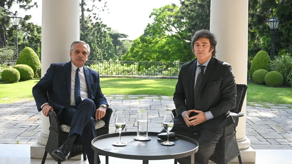 El presidente Alberto Fernández y, el presidente electo, Javier Milei, en su primer encuentro en la residencia presidencial.