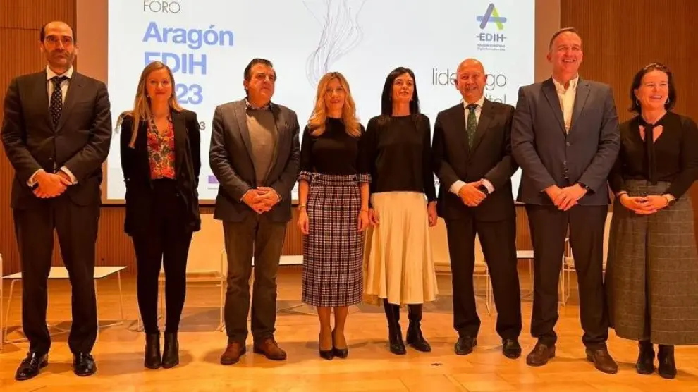 La vicepresidenta segunda del Gobierno de Aragón con los impulsores de la jornada sobre liderazgo digital.