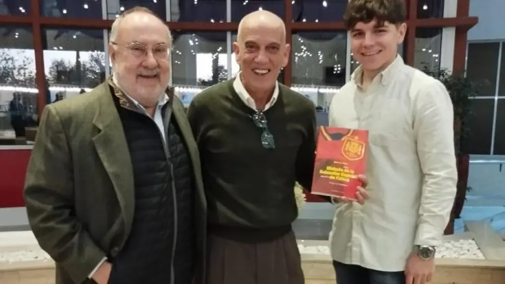 Rubén García Bielsa, junto a Juan Señor y Alfredo Relaño en la presentación de su libro.