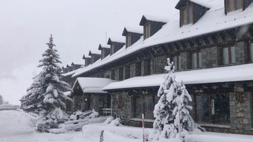 Una imagen tras la nevada del hotel de los Llanos del Hospital, donde está la estación de esquí nórdico.