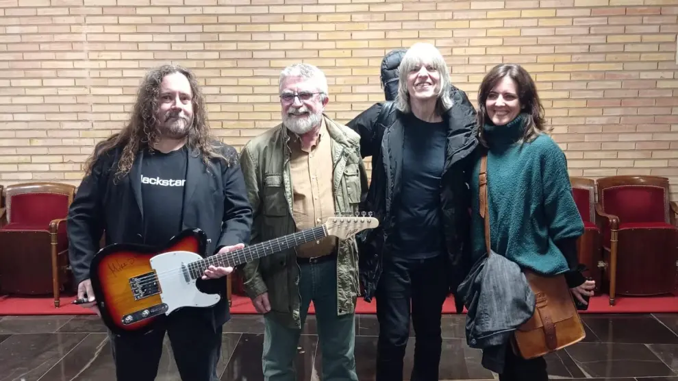 Francisco Zurita recibió una guitarra firmada por Mike Stein en el Festival de Jazz de Zaragoza.