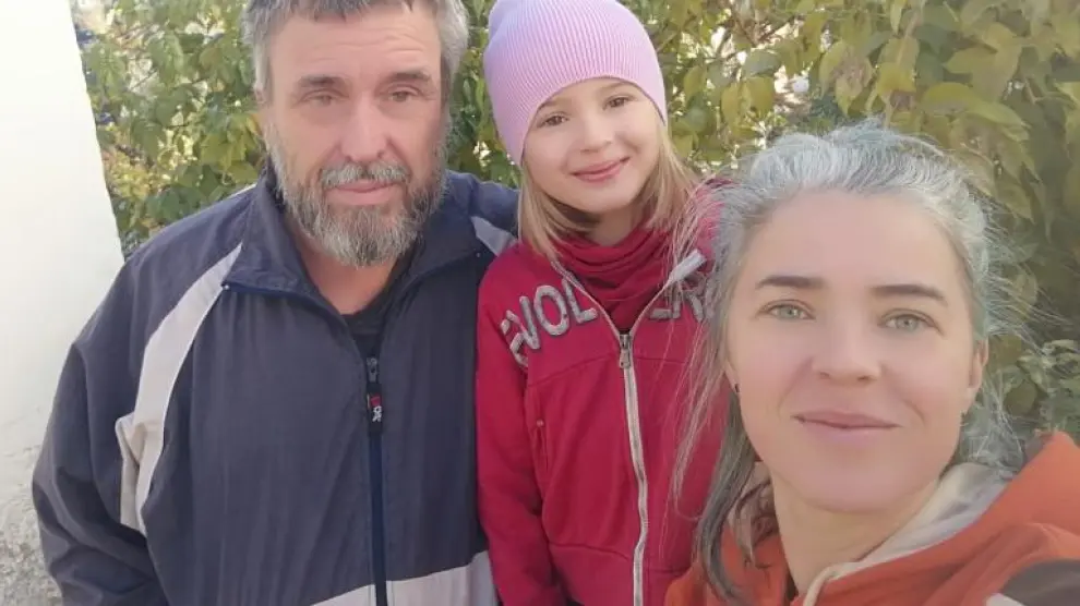 Ximo Flores, Elena Cadore y su hija Emma, de 6 años, han cambiado Valencia por Olba (Teruel) atraídos por el colegio de esta localidad.