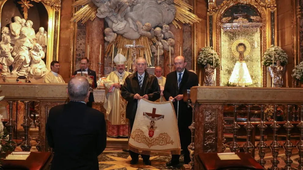 Entrega del manto de la Virgen del Pilar por parte de la Junta Coordinadora de Cofradías de Zaragoza en su 75 aniversario.