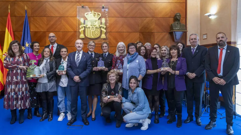 El delegado del Gobierno en Aragón, Fernando Beltrán (6i), posa con los premiados durante el acto de entrega de los Reconocimientos Meninas con motivo de la celebración del Día Internacional contra la Violencia hacia la Mujer