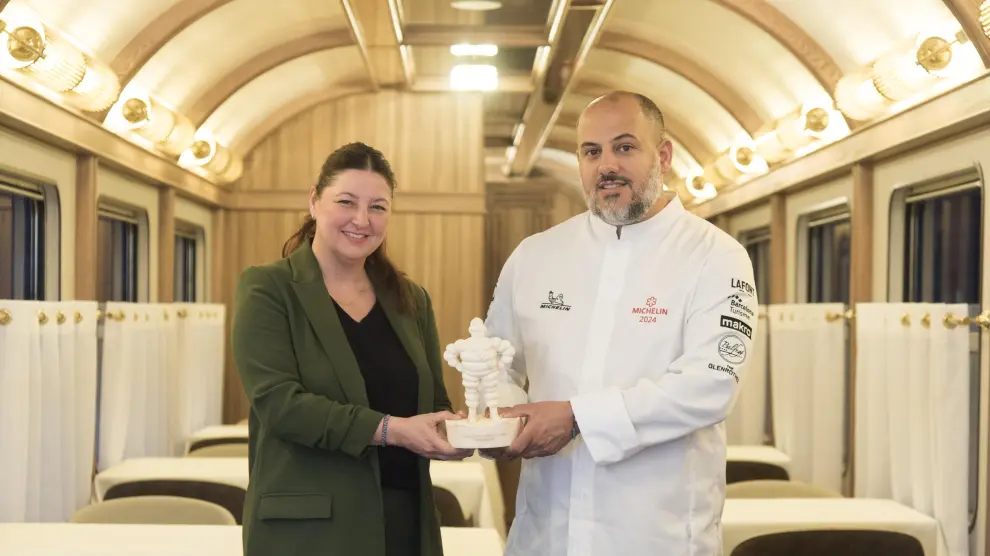 La directora de sala, Ana Acín, y el jefe de cocina, Eduardo Salanova, ya lucen orgullosos la estrella Michelin del Canfranc Express.